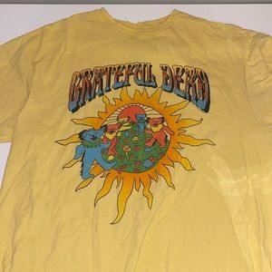 Yellow Grateful Dead tee.